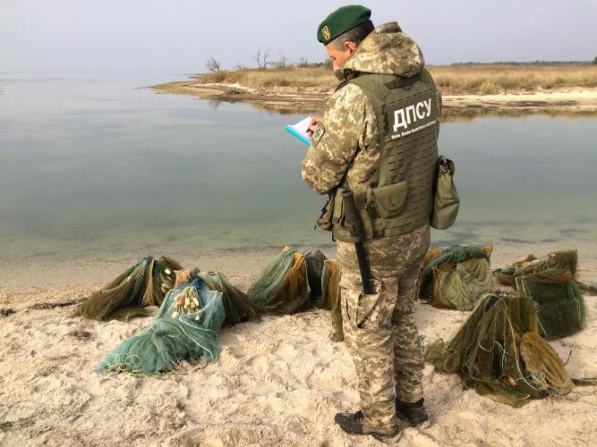 На узбережжі Ягорлицької затоки прикордонники виявили 15 браконьєрських пасток